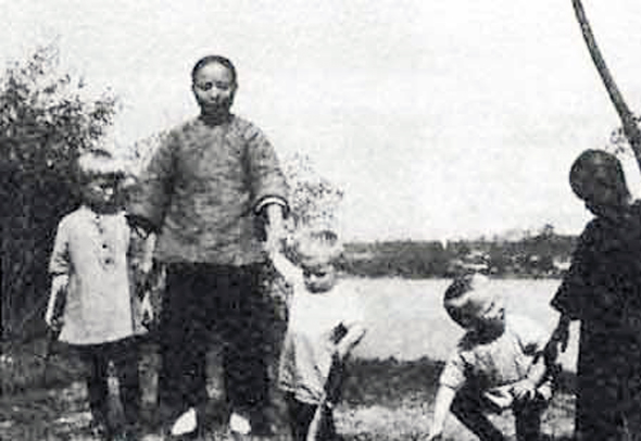 ילדי משפחת הרטמן והאומנת הסינית שלהם (אריך כורע, שני מימין)