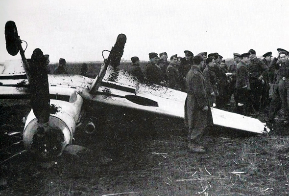 אחד ממטוסי המסרשמידט שהנחית הרטמן בנחיתת אונס, לאחר שגופו נפגע מרסיסי המטוסים שהשמיד
