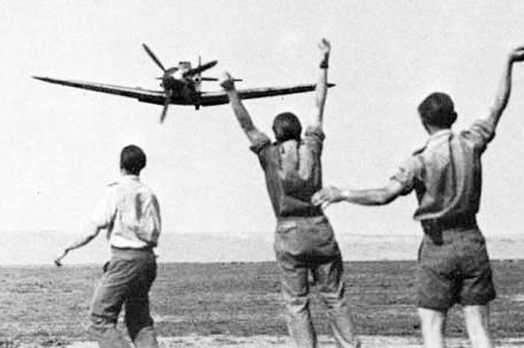 אנשי הטייסת של הרטמן מריעים לו בשובו ממשימה בה הפיל את המטוס ה-100 שלו