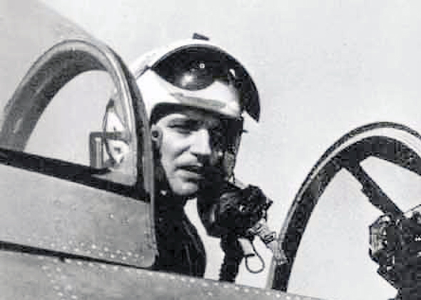 אריך הרטמן בתא הטייס של מטוס הסייבר שלו, בימיו בחיל האוויר של מערב גרמניה