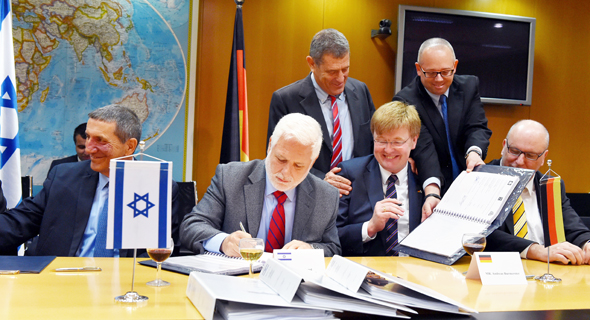 Signing the warships acquisition agreement, 2015. Photo: Israeli Ministry of Defense, spokesperson unit
