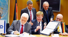 Signing the warships acquisition agreement, 2015. Photo: Israeli Ministry of Defense