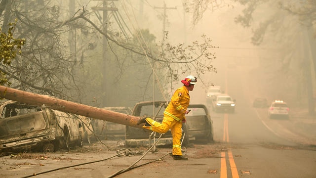 כבאי מנסה לכבות את אחת משריפות הענק בקליפורניה, צילום: AFP