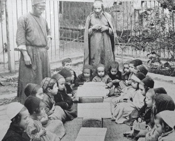 An outdoor Torah class in 1920s’ Jerusalem. Source: Wikimedia