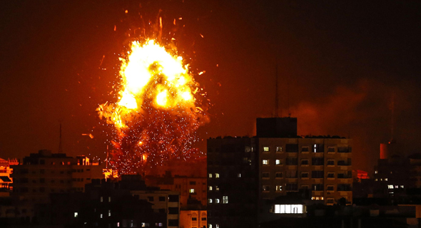 תקיפה ב עזה השמדת תחנת הטלוויזיה של חמאס , צילום: איי אף פי