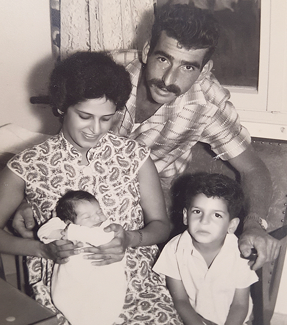 1959. ניר גלילי בן ה־4 עם אחותו התינוקת ענת וההורים יהודית ודרור, משמר דוד