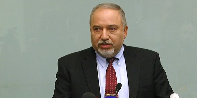 שר הביטחון ליברמן התפטר: &quot;ישראל נכנעה לטרור; יש ללכת לבחירות&quot;