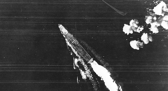 נושאת המטוסים היריו מתחמקת מפצצות בקרב מידוויי (הפגיעות מימין). הבאות כבר פגעו