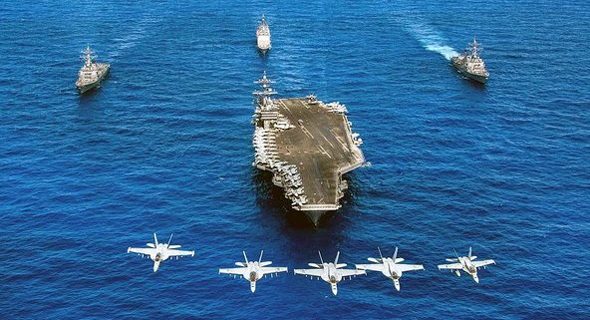 נושאת מטוסים של הצי האמריקאי, מלווה בספינות ומטוסי קרב