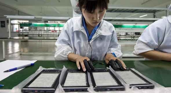 עובדת ייצור במפעל טכנולוגי בסין
