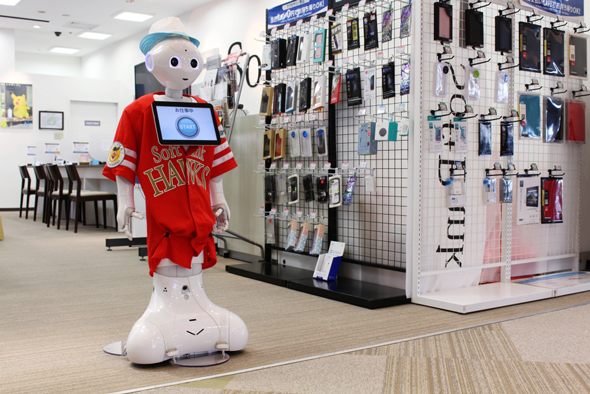 רובוט פפר מתוצרת סופטבנק מסתובב בחנות, בה הוא מסייע לרוכשים, צילום: שאטרסטוק