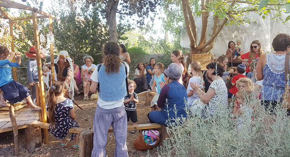 אירוע למשפחות בנושא מוזיקה וכלי עבודה, צילום: אמנון הרציג פעיל בגינה הקהילתית
