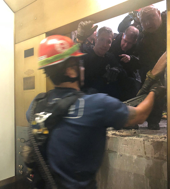 החילוץ מהמעלית, צילום: רויטרס