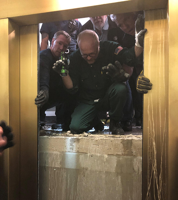 פעולות החילוץ מהמעלית, צילום: רויטרס