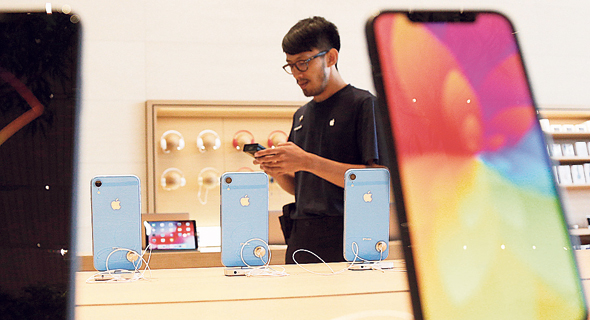 אייפונים בחנות אפל, צילום: NARONG SANGNAK