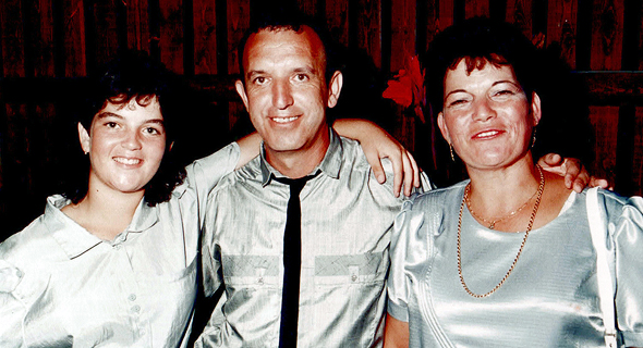 1987. סיגל יעקבי בת ה־12 עם הוריה אברהם וטוני, בחתונת אחותה ורד, חדרה