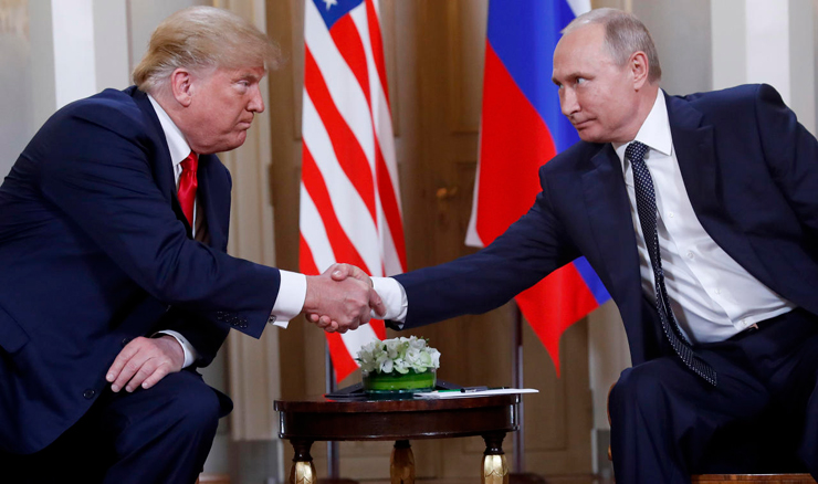 נשיאי רוסיה וארה"ב ולדימיר פוטין ודונלד טראמפ בפגישתם ביולי. "לרוסים יש אינסוף כסף לפעילות רשתות כאלה, והם משקיעים באותנטיות שלהן"