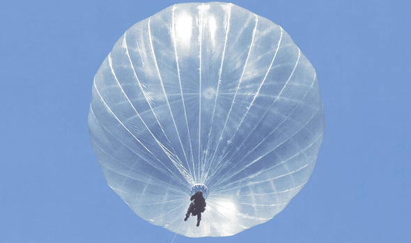 אד יוסט מדגים את אחד הבלונים שלו, צילום: ballooninghistory