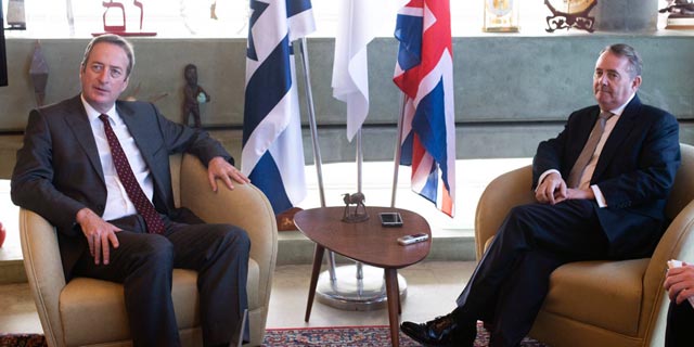 מימין: שר המסחר הבריטי ד"ר ליאם פוקס, ומשמאל שגריר בריטניה בישראל, דיוויד קוורי, צילום: בן קלמר