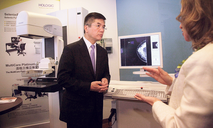 ליפסון עם שר המסחר האמריקאי גארי לוק בפתיחת מחלקה אונקולוגית באחד מבתי החולים של הרשת שהקימה בבייג'ינג, ב־2010. מנסים להביא לסין את חוויית הרפואה המערבית
