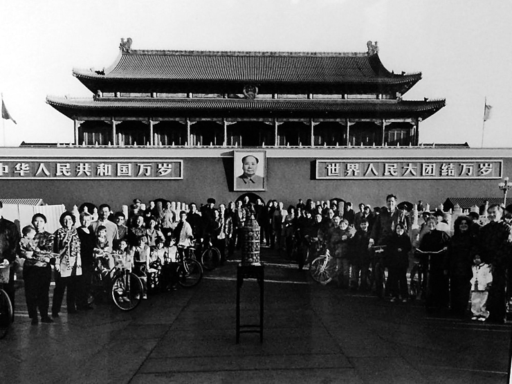 הקהילה היהודית הרפורמית בבייג'ינג, כפי שתועדה בכיכר טיאננמן ב־1999 בידי הצלם הצרפתי פרדריק ברנר. "כיהודים יש לנו מסורת של להיות אאוטסיידרים"