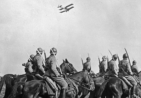 מטוס סיור מעל מחלקת פרשים במלחמת העולם הראשונה