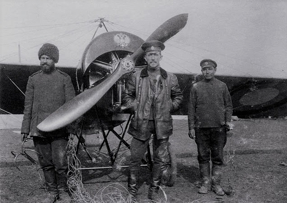 אלכסנדר קזקוב (במרכז), צילום: aeroescadrille