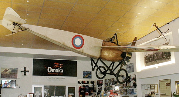 מטוס מוראן-סולניה G שמוצג במוזיאון בניו זילנד, עם חבל נינג