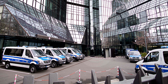 המשטרה הגרמנית פשטה על משרדים של 8 בכירים בדויטשה בנק