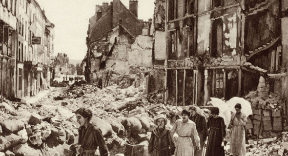 הריסות עיר צרפתית בהפצצה אווירית