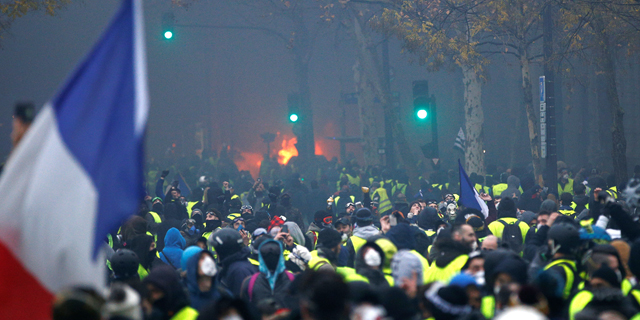 &quot;מקרון הגנב, תתפטר&quot;: גז מדמיע וזרנוקי מים נגד מפגינים בפריז