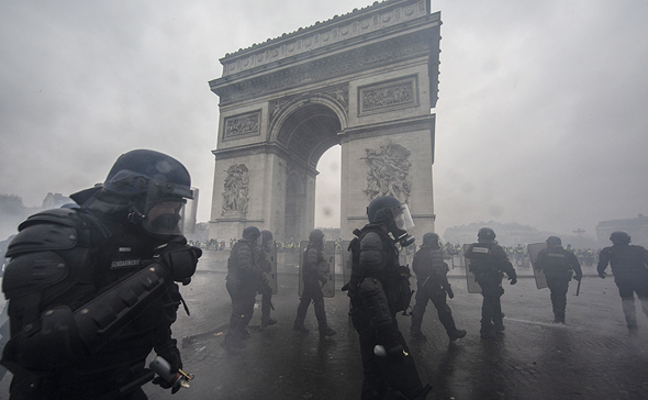 מהומות בשער הניצחון בסופ"ש האחרון, צילום: גטי אימג