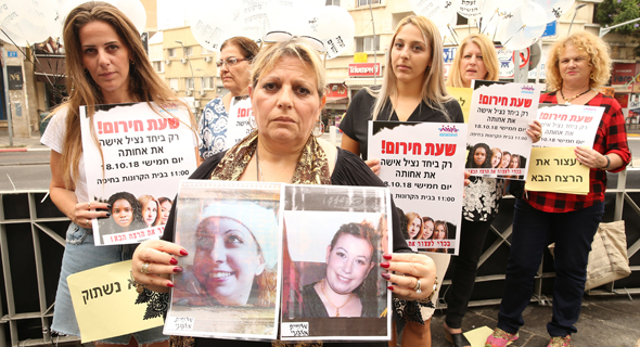 עליזה אלקובי, אמא של שלומית שנרצחה על ידי עובד זר , במחאת נשים בחיפה, צילום: אלעד גרשגורן