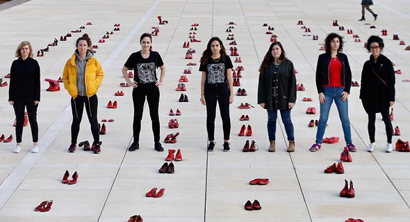 מיצג של נעליים אדומות, כחלק ממחאת הנשים, כיכר הבימה בתל אביב