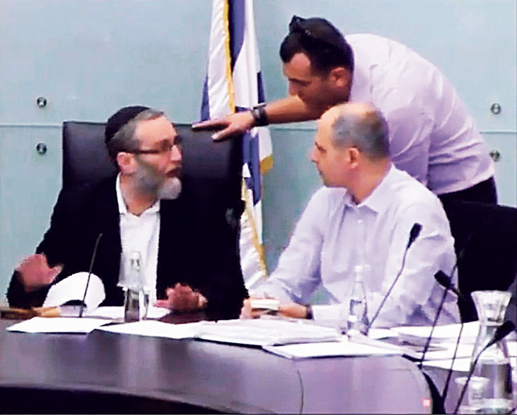 מימין: טמיר כהן מנהל ועדת הכספים, באב"ד (במרכז) וגפני בוועדת הכספים לפני כשבועיים. התפרצות לעיני המצלמות