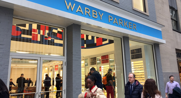 סניף של Warby Parker בניו יורק. רבים מהלקוחות עדיין מעדיפים לחוש את המוצר 
