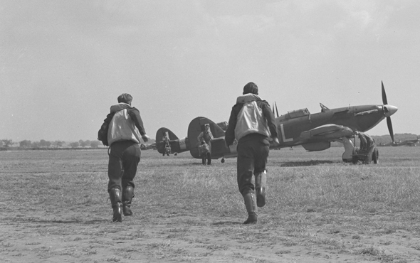 טייסים מוזנקים, רצים למטוסי הארקיין, צילום: RCAF Museum