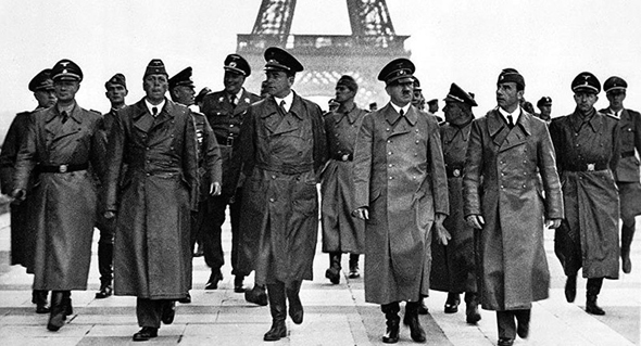 אדולף היטלר ועושי דברו מבקרים במגדל אייפל, 1940, צילום: sputniknews
