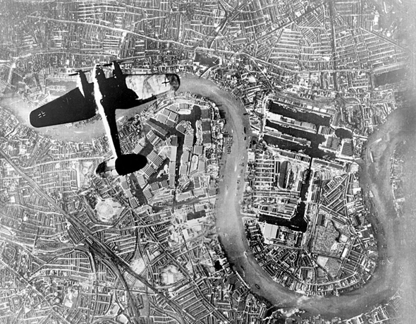 מפציץ היינקל 111 מעל לונדון, צילום: wikimedia