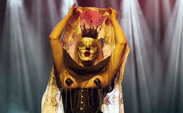  מיס פלסטיקו בהופעה ב"קרוס". "הקהל שלנו רוצה לחוות הכל, גם שמחה וגם עצב", צילום: רן לזרוני
