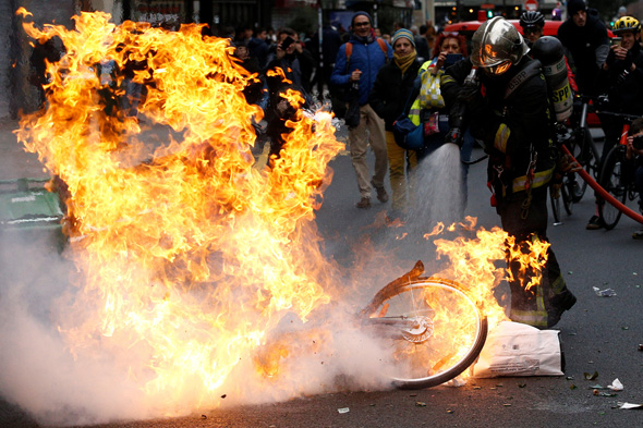 אש בפריז במהלך המחאה בסוף השבוע האחרון, צילום: רויטרס