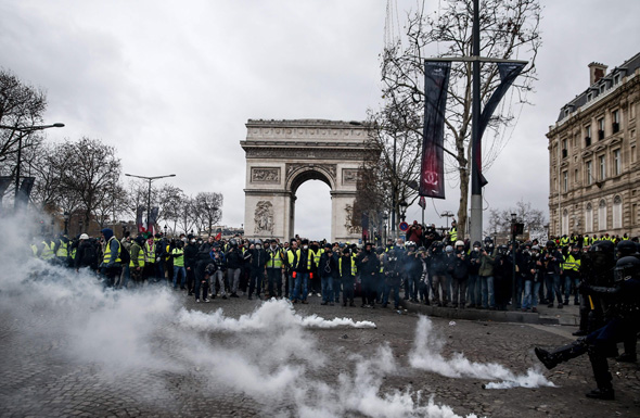 מחאת האפודים הצהובים בפריז. במצרים אסרו על מכירת האפודים