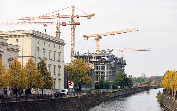 אתר בנייה בברלין. שומרים על סודיות הלקוחות