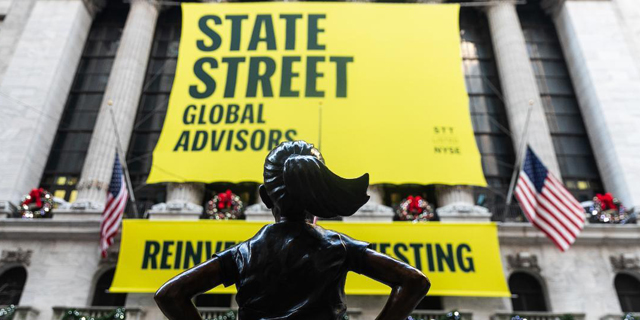 פסל הילדה ללא מורא מצא בית חדש – מול הבורסה של ניו יורק