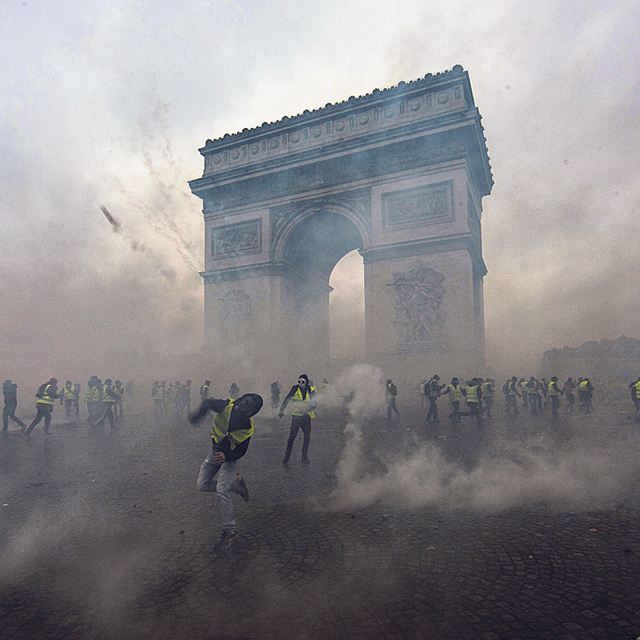מוסף שבועי 13.12.18 מה בא אחרי הקפיטליזם הפגנה בפריז, איורים: גטי אימג&#39;ס
