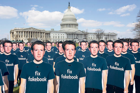 מיצג מחאה שקורא "לתקן את פייסבוק" שהתקיים בגבעת הקפיטול באפריל