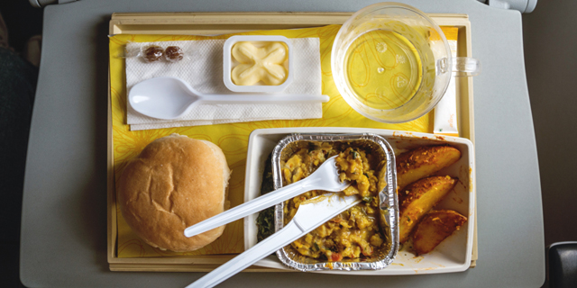 זו ארוחה? זה אוויר מוצק: למה האוכל במטוסים עדיין כל כך גרוע? 