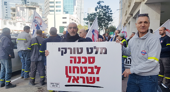 עובדי מפעל המלט הר טוב מפגינים ליד בניין משרד הכלכלה בתל אביב, דקות לפני הכרעת השר