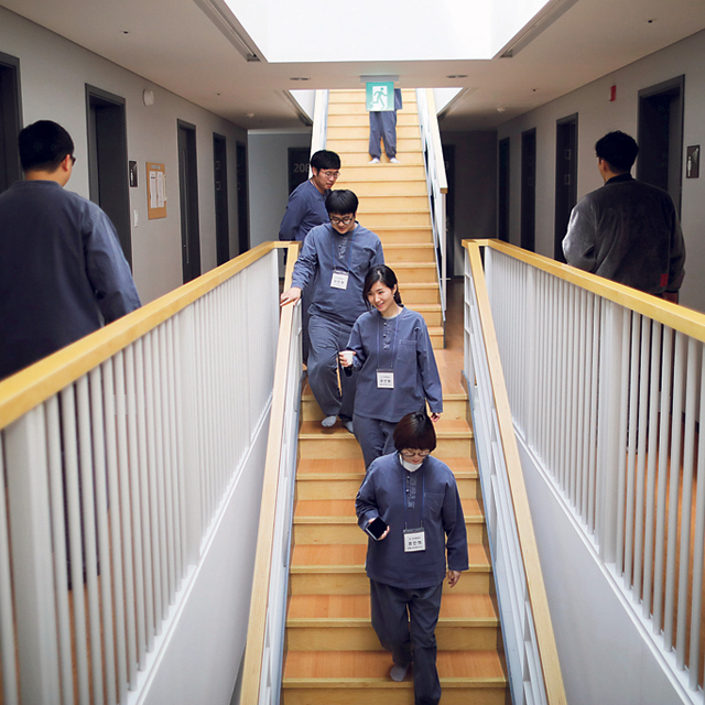 מוסף שבועי 20.11.18 הכלא הוא החופש המושלם אסירים כלא ב קוריאה, צילום: רויטרס