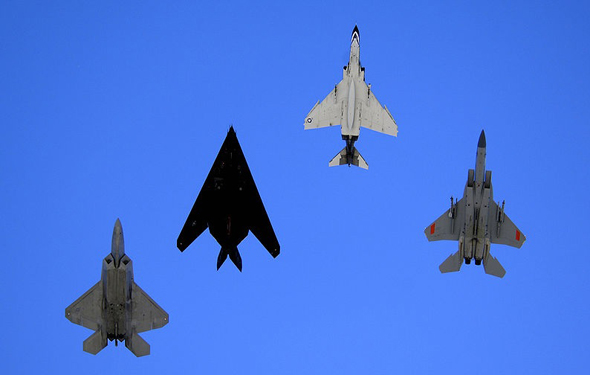 מימין: F15, פאנטום, הנייטהוק וה-F22